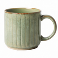 Tasse en céramique beige avec anse ergonomique