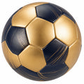 Ballon de football doré et noir avec structure cousue