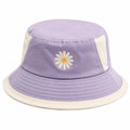 Chapeau bob violet et blanc avec broderie de marguerite