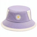 Chapeau bob violet et blanc avec broderie de marguerite