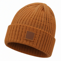 Bonnet côtelé marron avec étiquette décorative