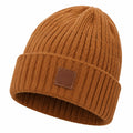 Bonnet côtelé marron avec étiquette décorative